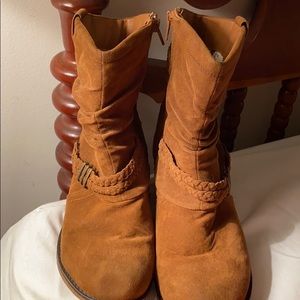 Brown suede like ankle boots with braided tassel